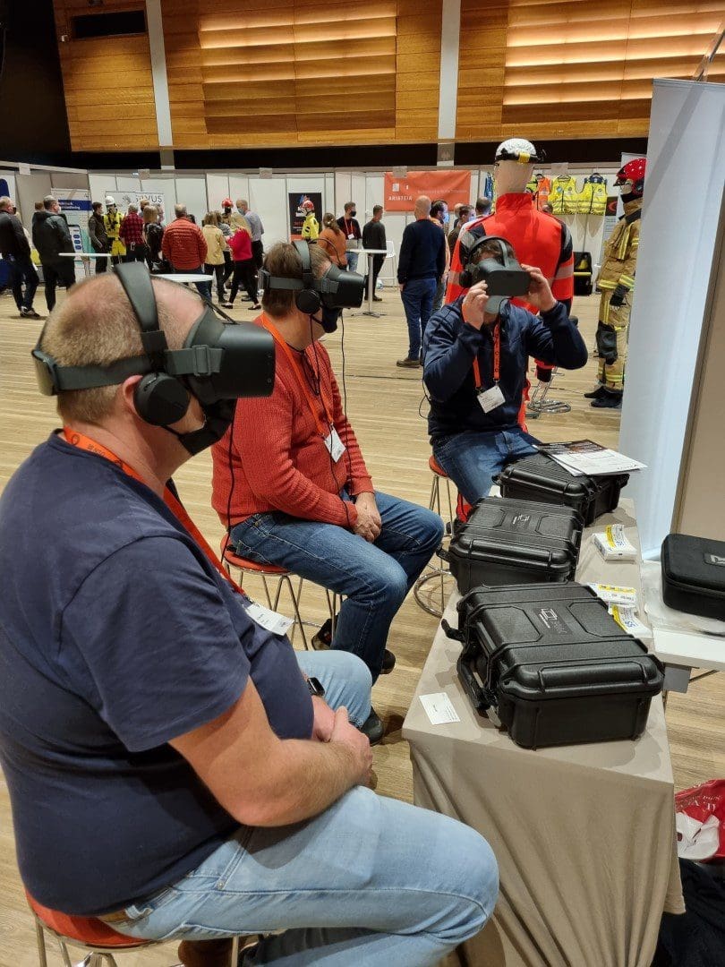 Trygg-Grunn | fra stand på messe med besøkende som tester VR