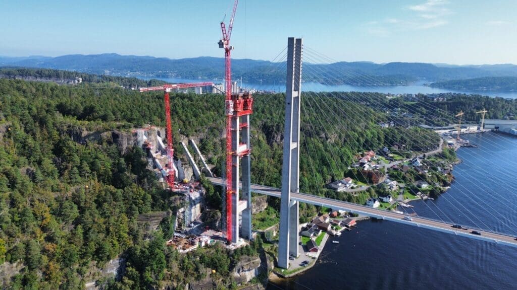 Trygg-Grunn | DownRight |Foto: Wolffkran. Dette er noen av Norges høyeste kraner som er på E-39 prosjektet i